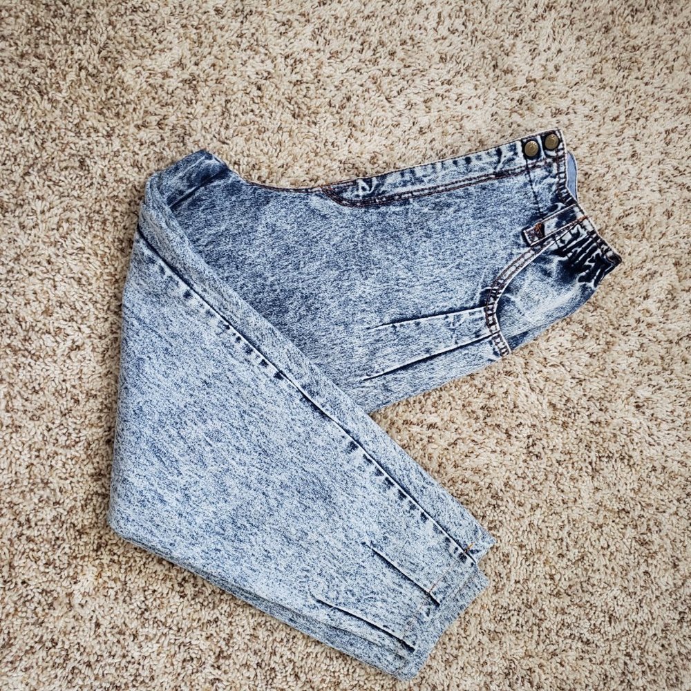 Vintage acid washed high-wasted mom jeans.